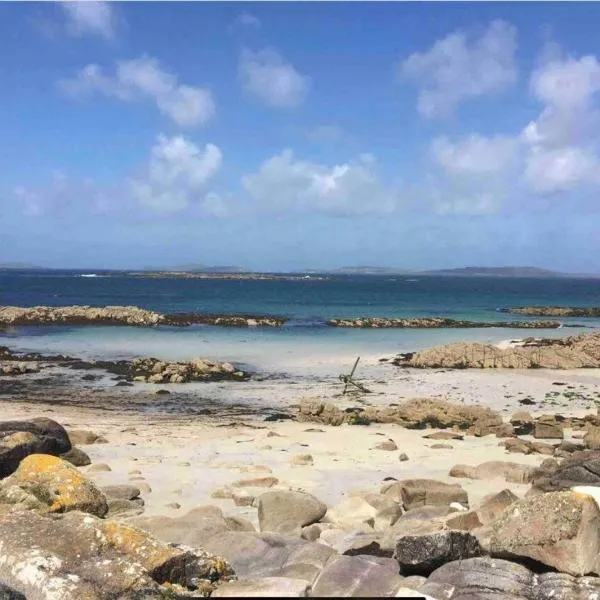 Drop Anchor House, Spacious 3 bedroom apartment, fabulous sea views, hotel in Cleggan