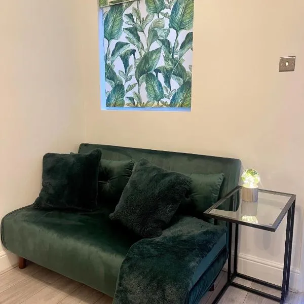 Zen Garden Hideaway. Close to Harry Potter&trains., hotel v destinaci Watford