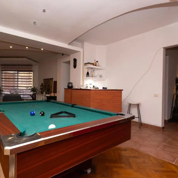 Shared Retro Vintage Luxury Apartment, hotel in Bucharest