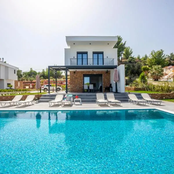 Megan Luxury villa with private pool, хотел в Пефкохори