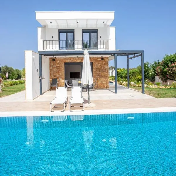 Alfie Luxury villa with private pool, hotel v destinaci Pefkochori