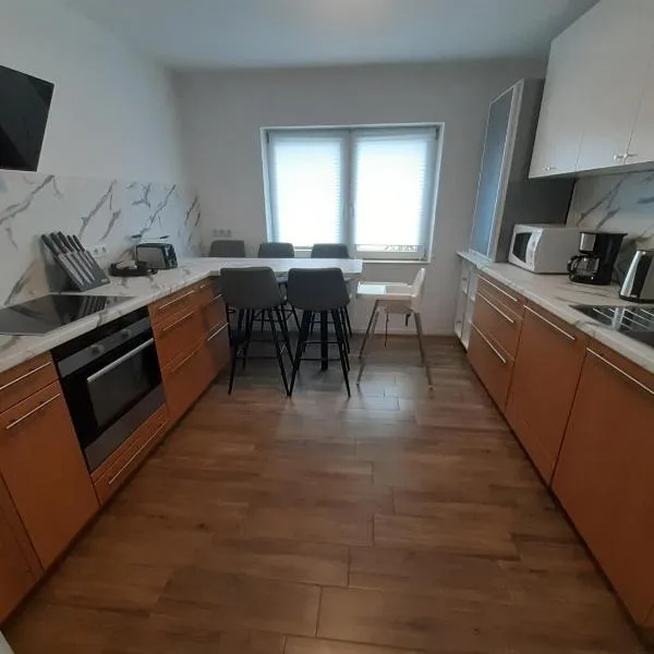 Erdgeschoss 75 m2 Großer Parkplatz WLAN Terrasse 30 m2 Übernachtung Unterkunft, hotel in Talheim