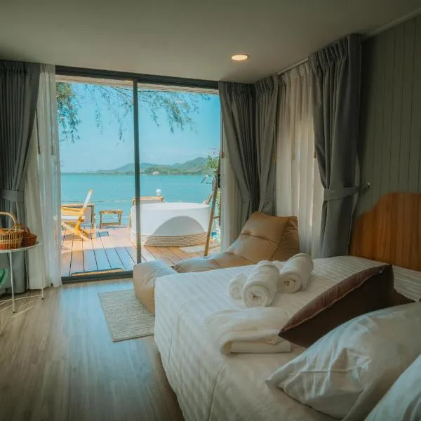 Sea Sand See Sky Beach Front Resort，Ban Bang Rong的飯店