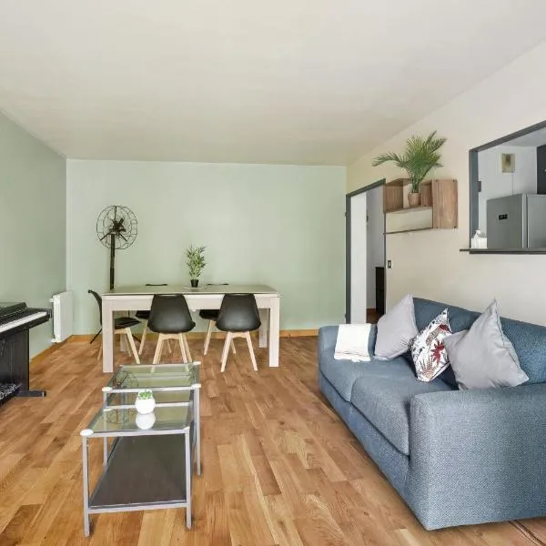 Appartement Chic avec terrace et parking, hotel in Sartrouville