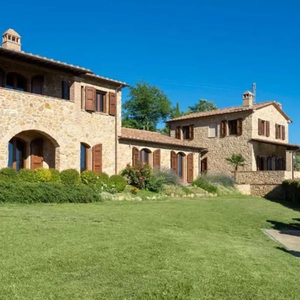 Casale con vista colline, hotel in Volterra