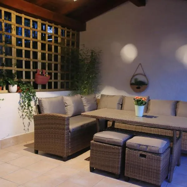Bamboo Oasis Apartment with terrace in the garden and free parking, Rijeka, hotel in Rijeka