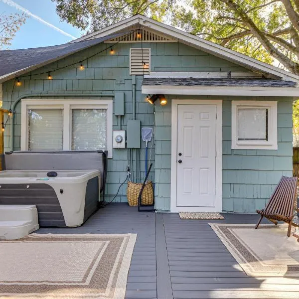 Modern-Boho Bradenton Bungalow w/ Private Hot Tub! โรงแรมในแบรเดนตัน