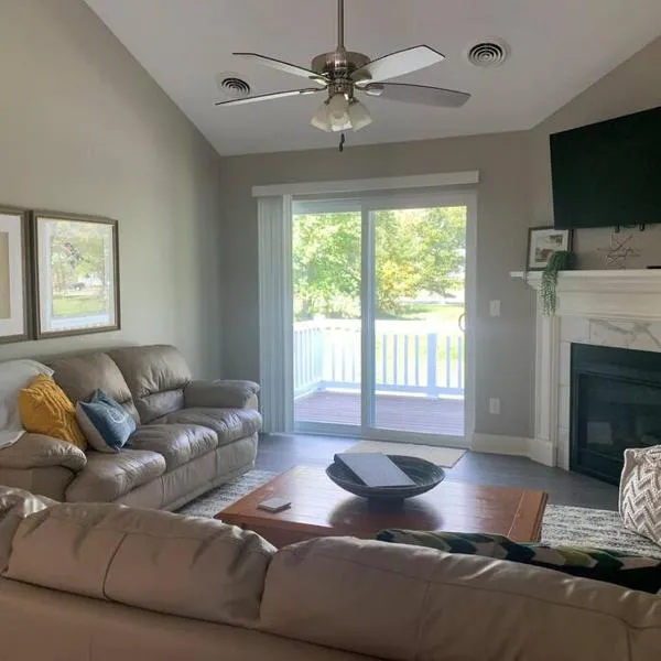 Modern 3-bedroom condo with gas fireplace – hotel w mieście Bettendorf