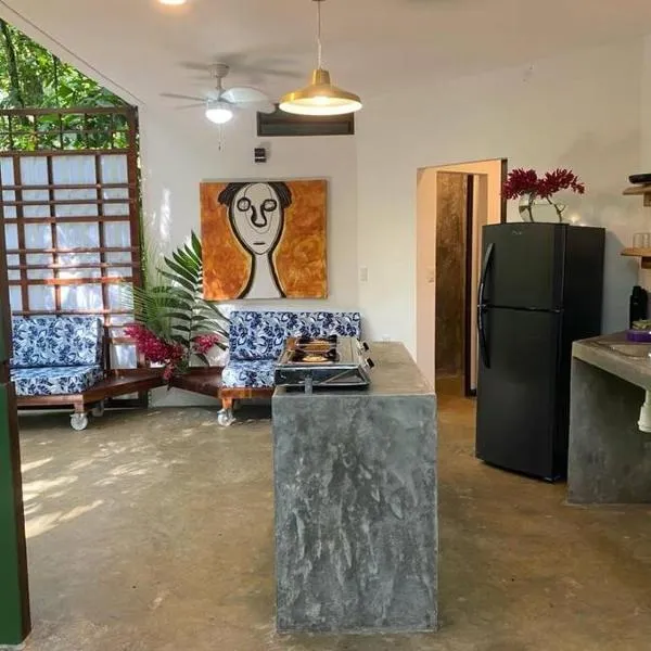 Peaceful Jungle Villa Cooper - Pool & Parking for 2 persons, hotel v destinaci Puerto Viejo