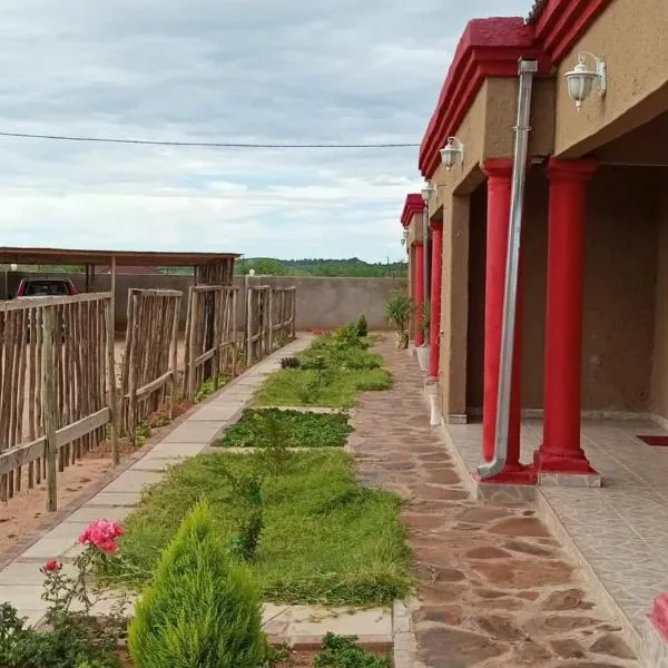 Lormasol Mews Guesthouse, hotel di Serowe