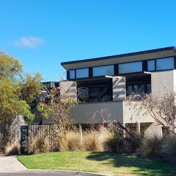 Luxe Townhouse - WiFi included, hotel en Inverloch