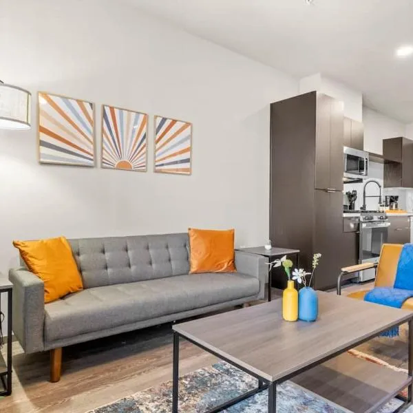 Stunning Westgate CozySuites by stadium with pool 12, khách sạn ở Glendale