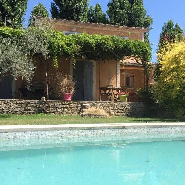 Belle maison provençale au pied du Mont Ventoux, hotel i Caromb