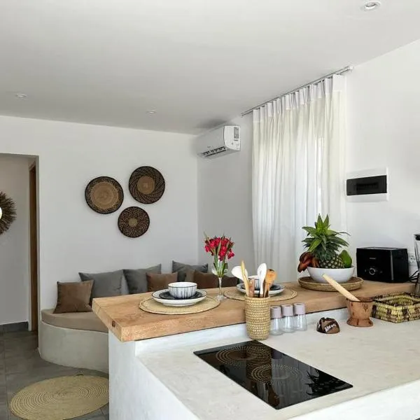 Beachfront White Pearl Suite ZanzibarHouses, hotel in Gulioni
