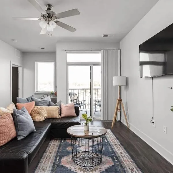 Cozysuites Spacious 2BR next to Whole Foods, hotel in Indianapolis