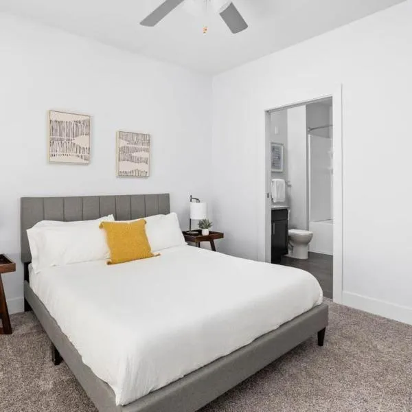 CozySuites Nora 2BR next to Whole Foods, hotel in Indianapolis
