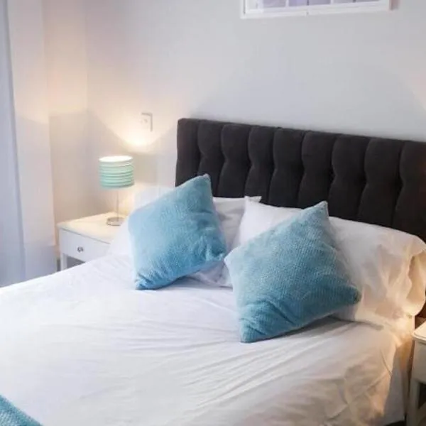 Wood Green Budget Rooms - Next to Mall & Metro Station - 10 Min to City Center, hotel in London