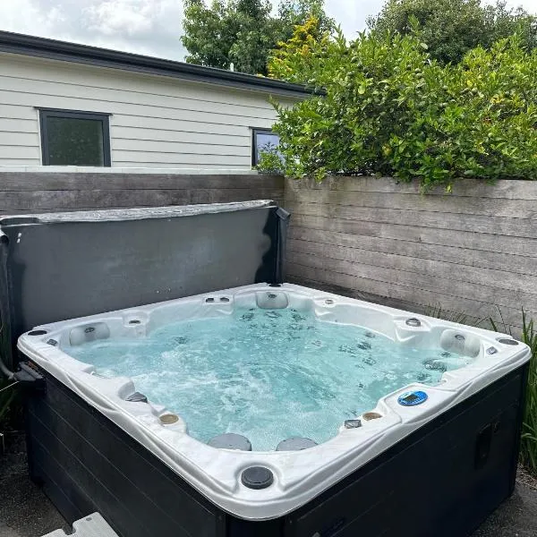 Summer Holiday 4 bedrooms house in Hamilton with pool and spa, hotel in Hamilton