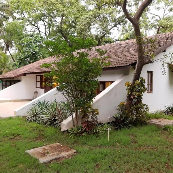 Banyan House - luxurious 4 bedroom villa on one acre, near the beach, hotel in Nagaon