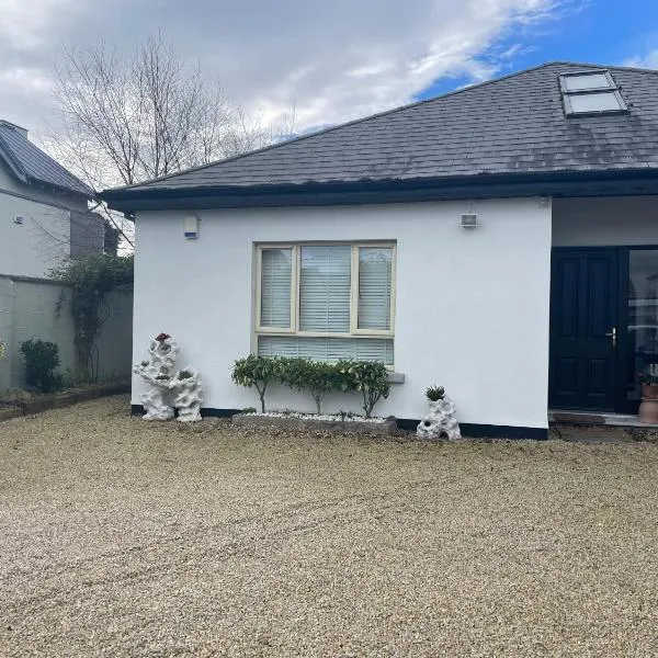 Double bedroom with private toilet and shower, easy to city center, hotel in Dublin