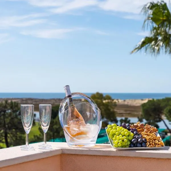 Extraordinary Villa on an elevated position in Quinta do Lago: Quinta do Lago'da bir otel