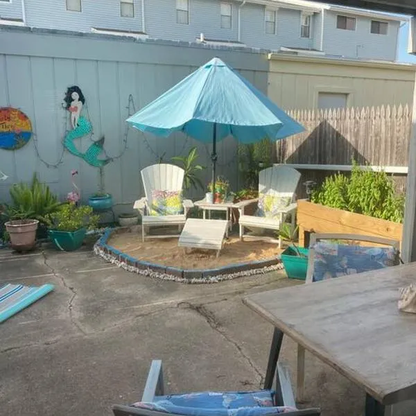 Beach Blanket Bungalow - A Wonderful townhome near the beach, no pets, ξενοδοχείο σε Γκάλβεστον