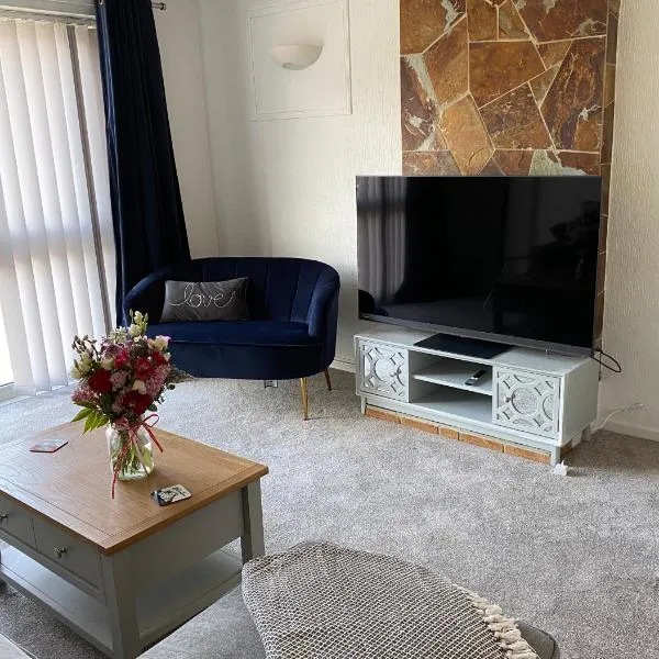 Spacious 2 Bed Village Flat sleeps 4/6, hotel in Nottingham