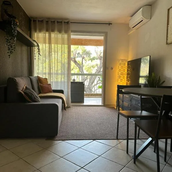 Appartement Résidence Santa Barbara avec Piscine et à 750m de la Plage, hotel v destinácii Cavalaire-sur-Mer