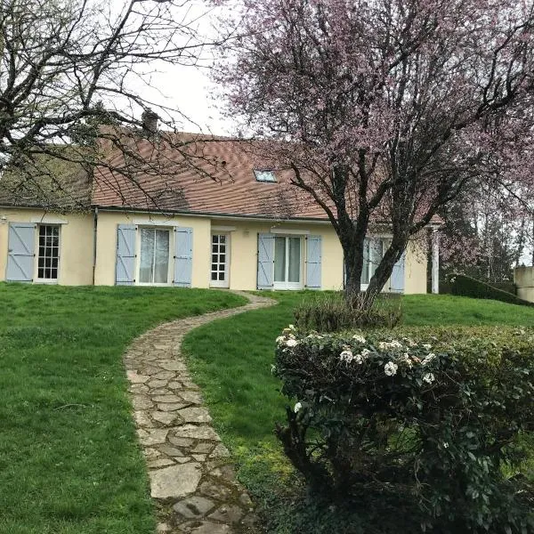 GITE Thiron Gardais LA COUR aux PAUVRES, hotell i Frétigny