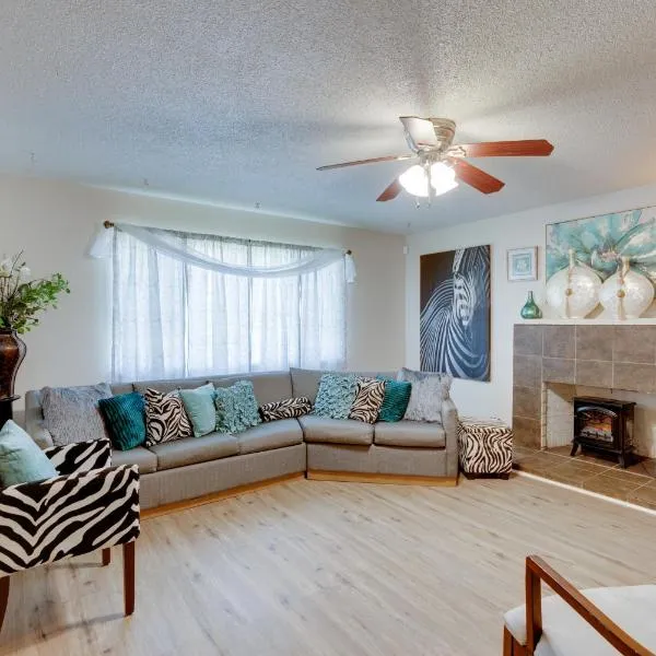 Near Airport and Dtwn Breezy Fresno Home!, khách sạn ở Fresno