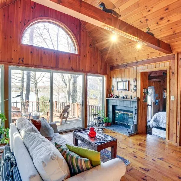 Stunning Lake and Mtn Views Cozy Catskills Cabin!, hotel v destinaci Athens