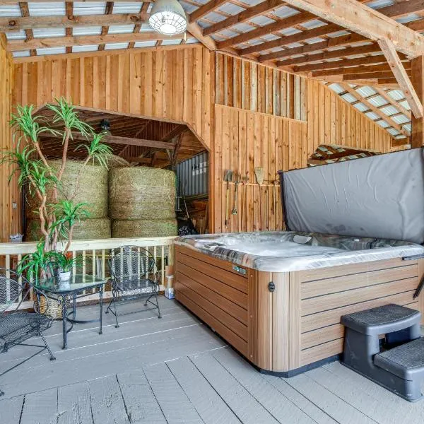 Clarkesville 'Rustic Hideaway' on 38-Acre Farm!, hotelli kohteessa Clarkesville