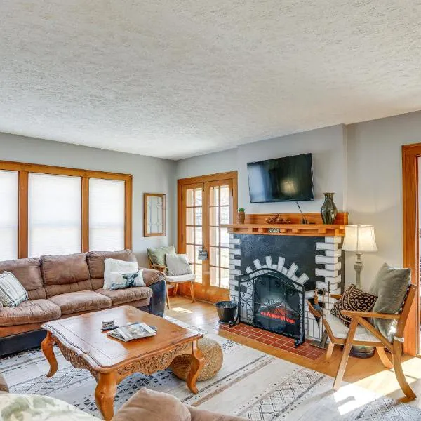 Cozy Tiffin House with Private Pool 1 Mi to Town!, hotel in Tiffin