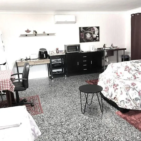 Red Cottage - LARGE MOSTLY SELF-CONTAINED STUDIO ROOM, hotel v destinaci Toowoomba