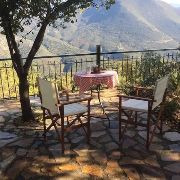 Theisoa.Old Little house in the garden . Andritsaina., hotel v destinaci Andritsaina
