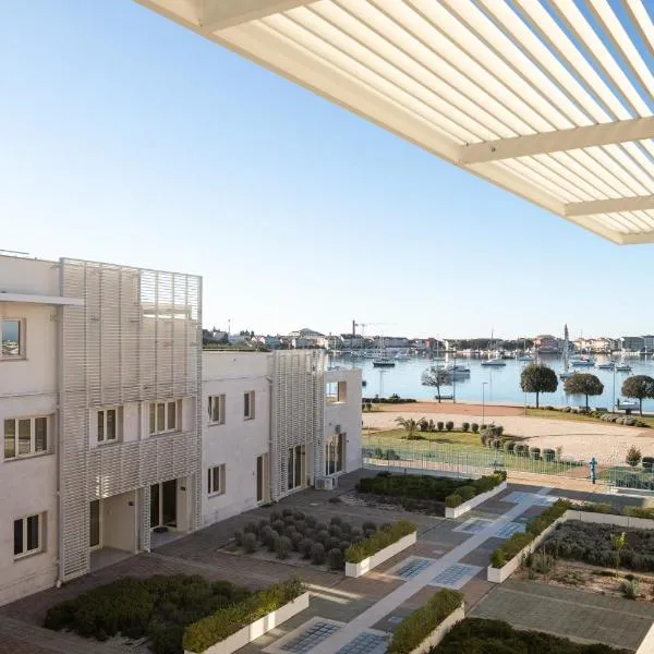 Humagum Sea View Apartment - Garden Palace Umag, hótel í Umag