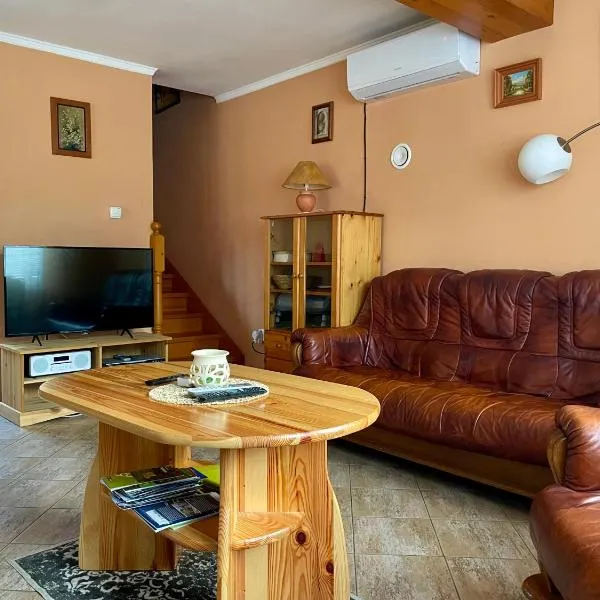 Dvoupodlažní zděná chata, hotel v Táboře