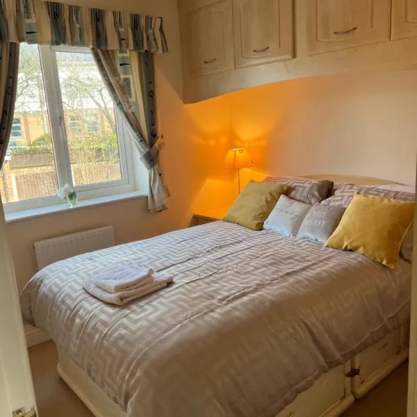 Cosy 3 bedroom house, hotel din Endon