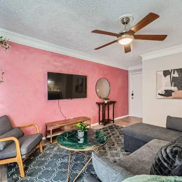 Chic 2B Getaway - 10min to DTWN - W/D, Pool, Prkg