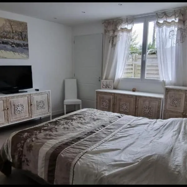 Belle chambre privée avec douche et toilette indépendantes dans une magnifique villa, hotel v destinaci Andernos-les-Bains