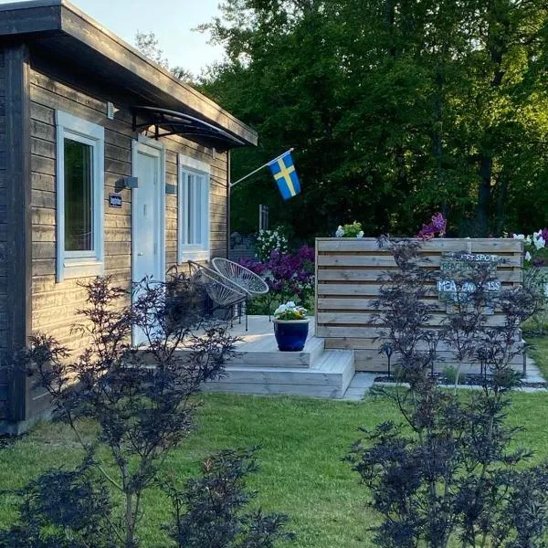 Cozy cottage near the sea, Blekinge skärgård, hotel i Torsö