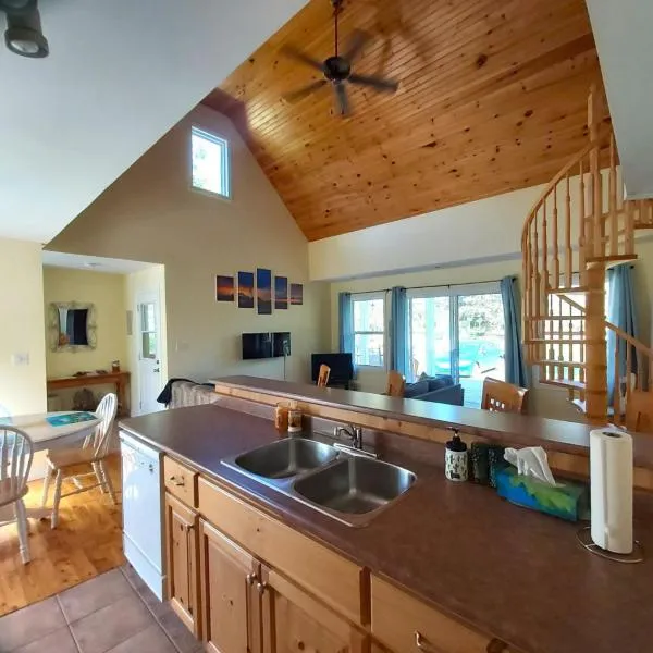 Little Eden Summer Beach Home, hotel in Long Creek