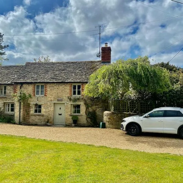 Luxury Cottage Dog friendly with Hot Tub, hotel v destinaci Fairford