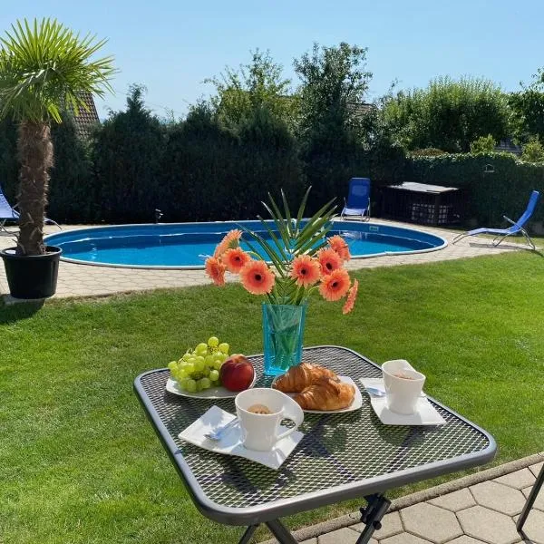 Komfortný apartmán so záhradou a súkromným parkoviskom - 24h self check-in, hotelli kohteessa Banská Bystrica