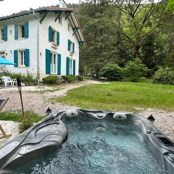 Maison chaleureuse avec cheminée bord de rivière, hotel in Gérardmer