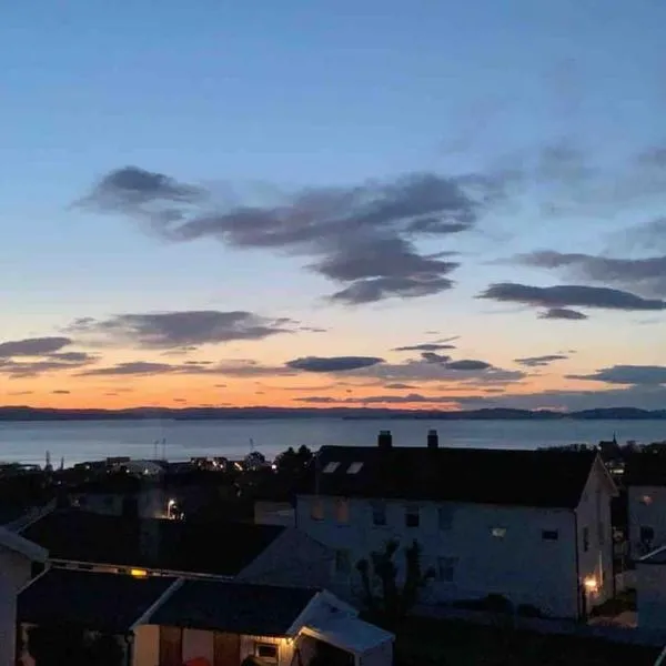 Familiebolig med nydelig utsikt, hotel en Trondheim