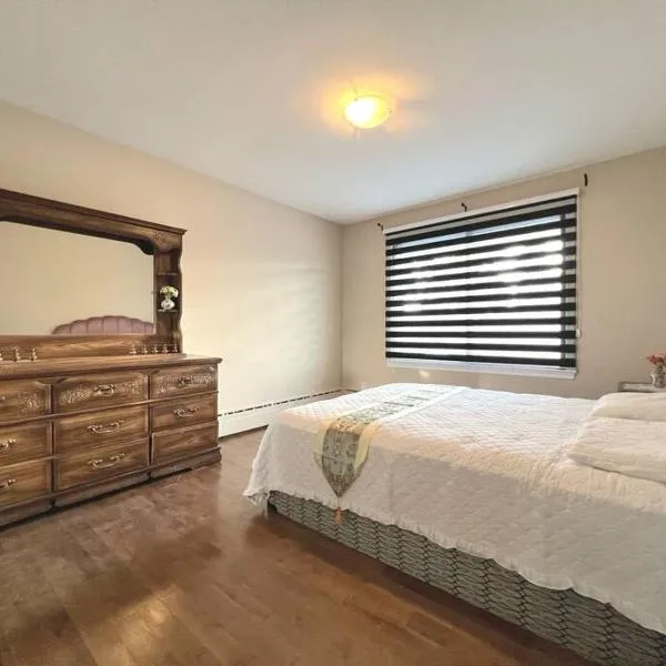 Comfortable entire 3BDR Apt in Laval Montreal, hotel v destinaci Laval