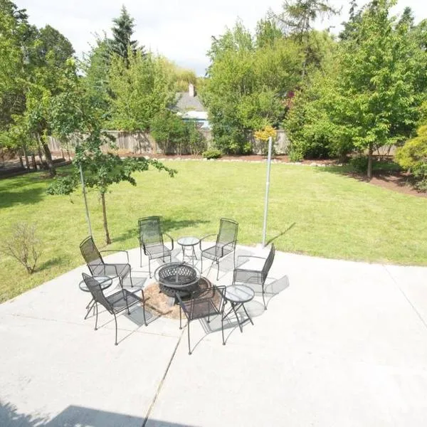 Large 5BR2BA Home with Fenced Yard - Dyer House, hotel i Oak Harbor