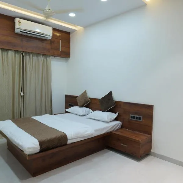 SEVEN HILLS Guest House, hotel em Akalkot