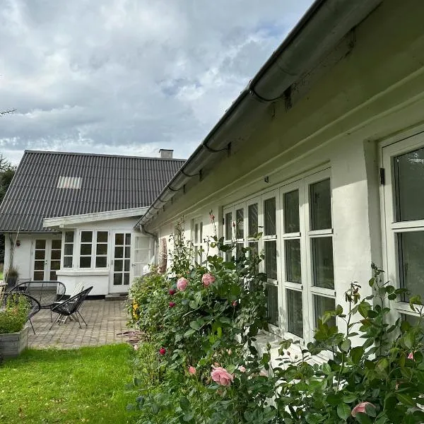 Charmerende lejlighed på landet med privat skov, hotel v destinaci Bjergby